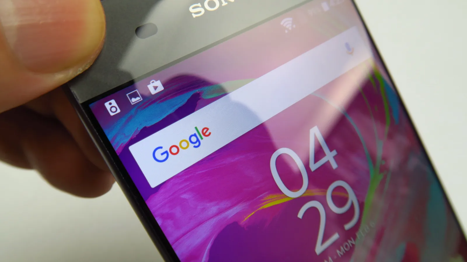 Sony Xperia XA: Display luminos, cu nişte culori ușor "entuziaste" dar calibrabile