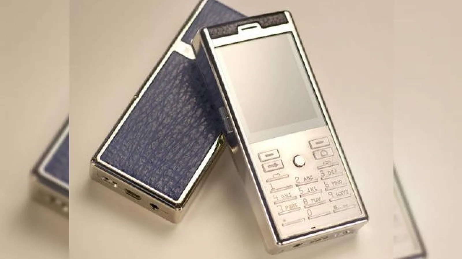 Bellperre, telefonul impodobit cu piele de crocodil