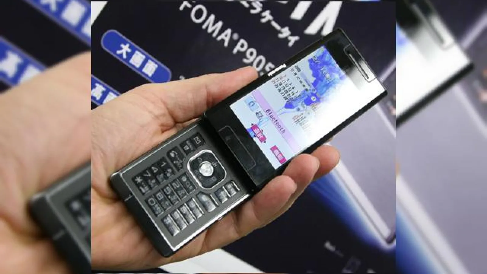 Panasonic lanseaza telefonul TV P905i Viera in Japonia