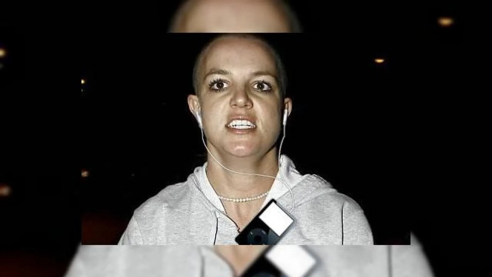 Britney Spears a aruncat iPhone-ul noului sau iubit in piscina