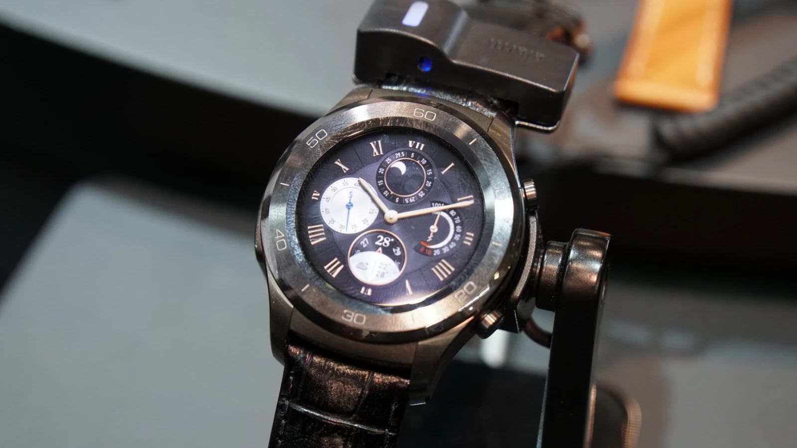 MWC 2017: Huawei Watch 2 Classic hands-on - cu adevărat un clasic, cu curea din piele si corp metalic lucios (Video)