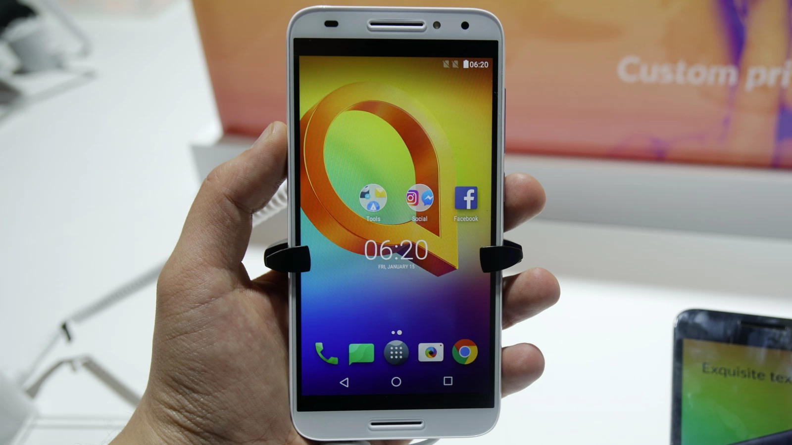 MWC 2017: Alcatel A3 hands-on - telefon cu dotări bune pentru cei cu buget redus (Video)
