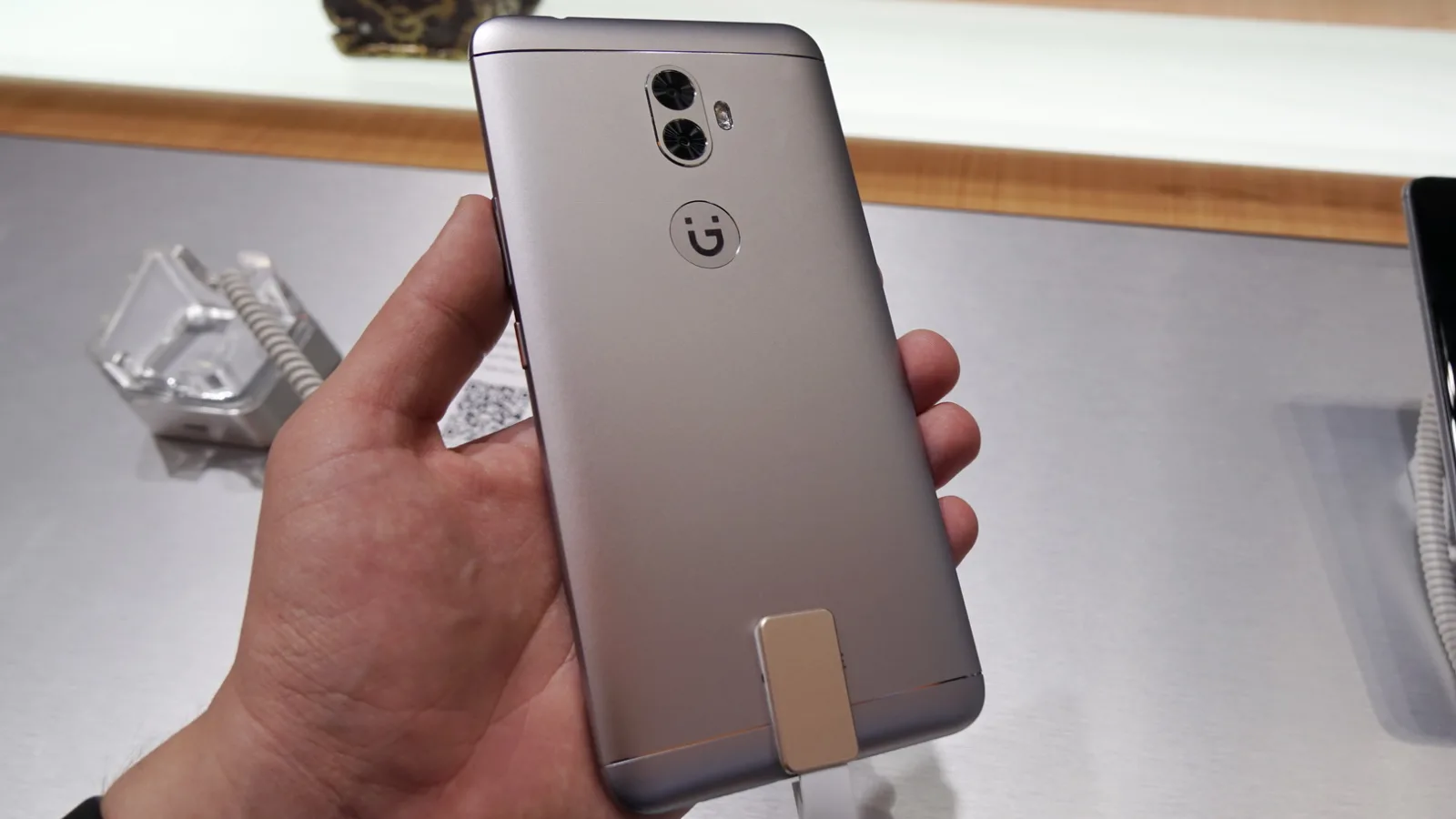 MWC 2017: Gionee A1 Plus hands-on - selfie phone cu diagonală mare şi cameră duală principală (Video)