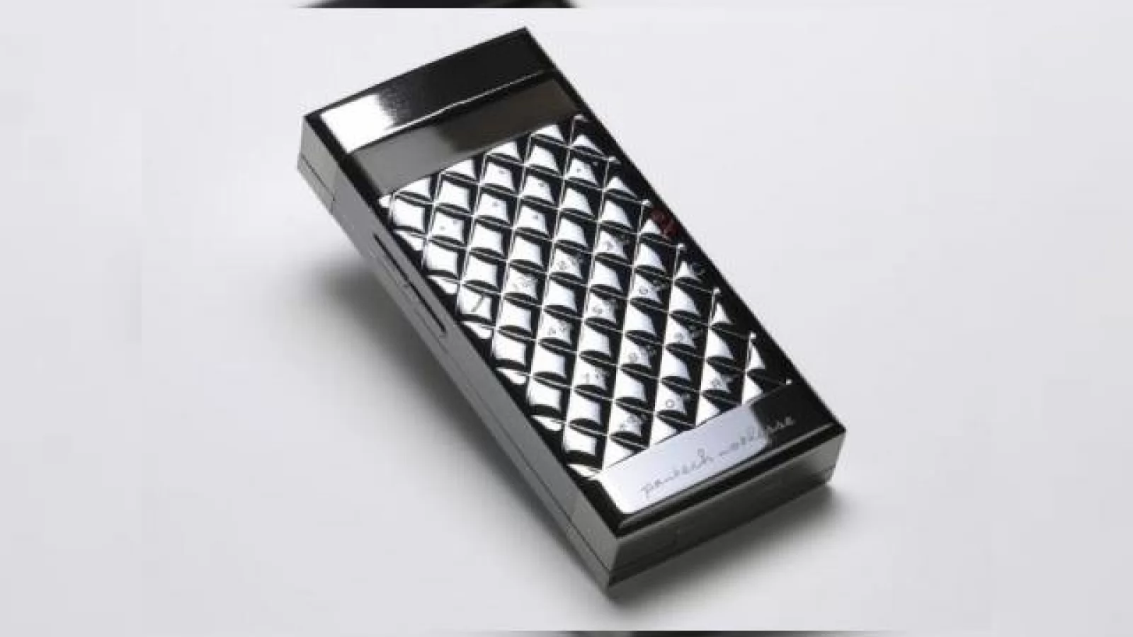 Pantech Noblesse, un telefon de lux din argint si piele de crocodil
