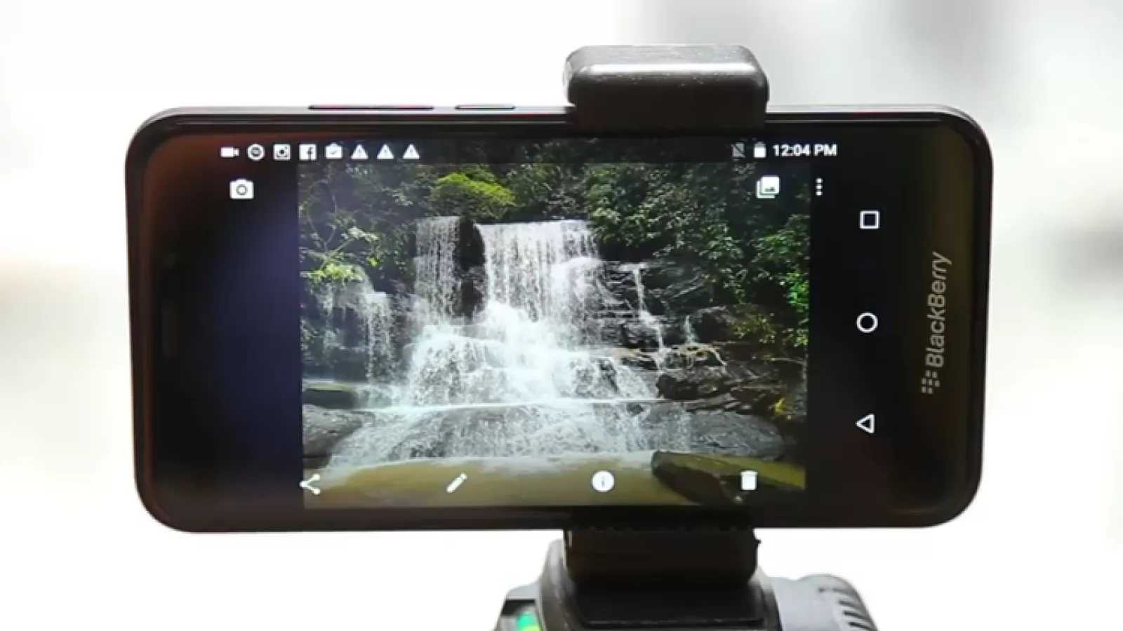 BlackBerry Aurora prezentat de aproape într-un clip oficial (Video)