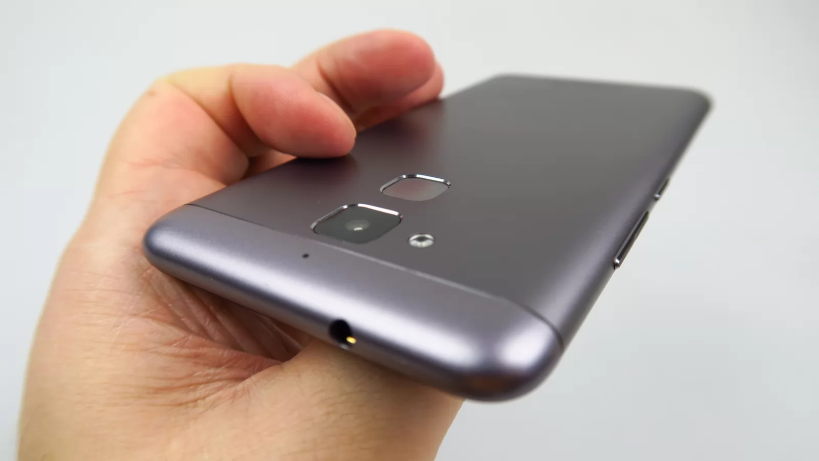ASUS ZenFone 3 Max: Baterie bună pentru o zi de muncă, cu surplus chiar