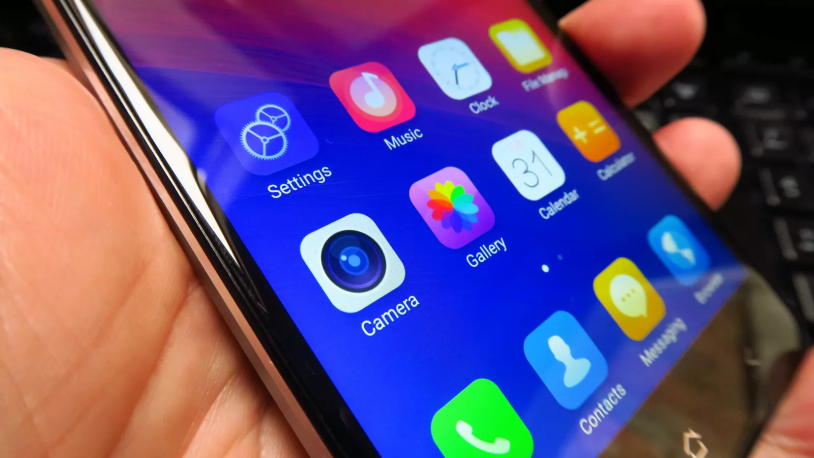 iHunt One Love: OS şi UI "flower power", amintind puţin de iOS