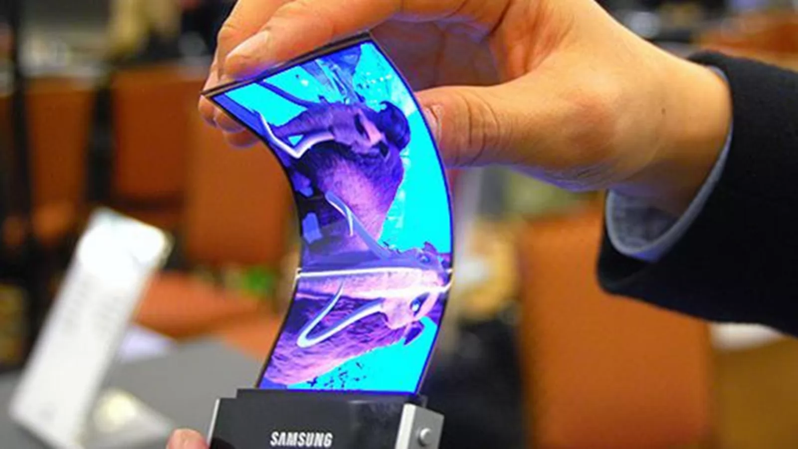 Samsung va începe producţia prototipului de telefon flexibil din trimestrul 3