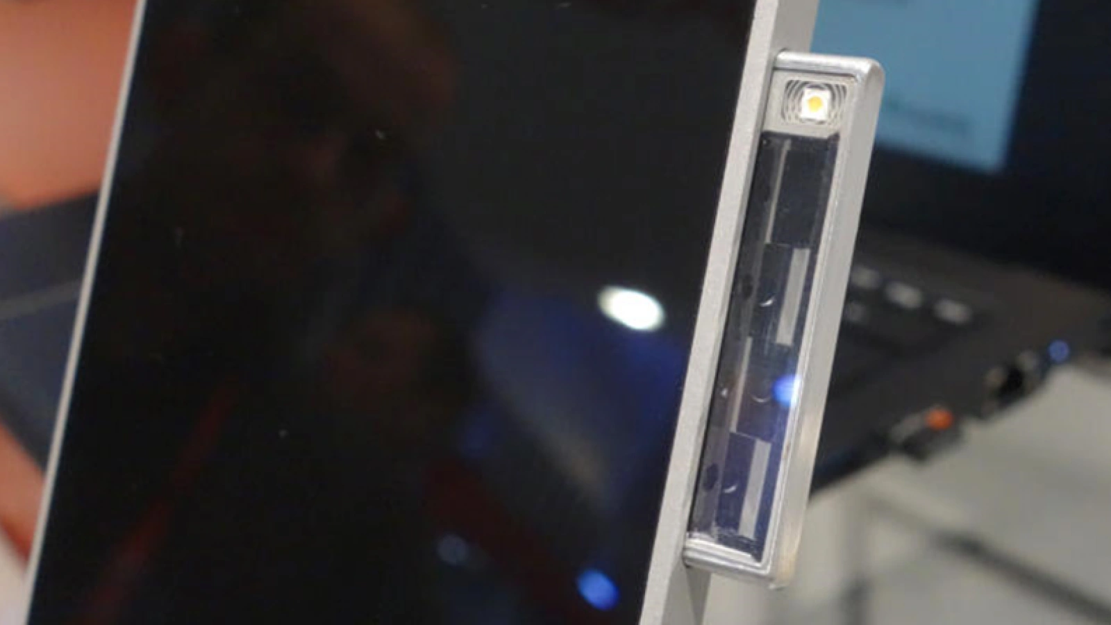  Inginerii germani reinventează camera de smartphone într-un nou concept, cu 4 senzori plasaţi lateral pe telefon