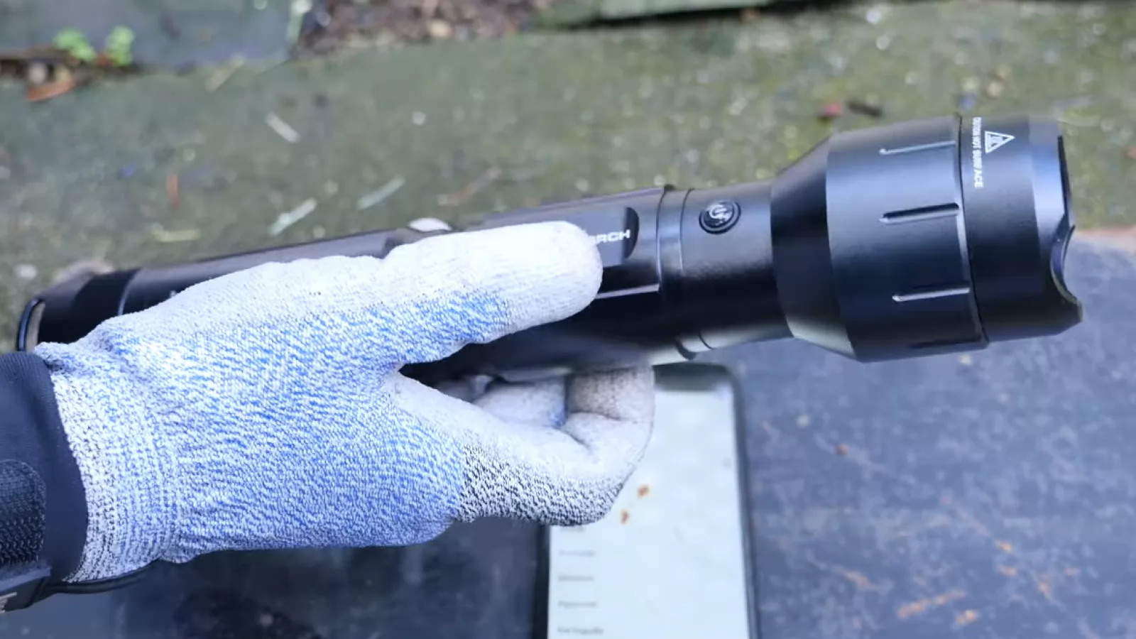Testul stupid al zilei: iPhone 7 versus cea mai luminoasă lanternă din lume, ce arde ca o sabie din Star Wars (Video)