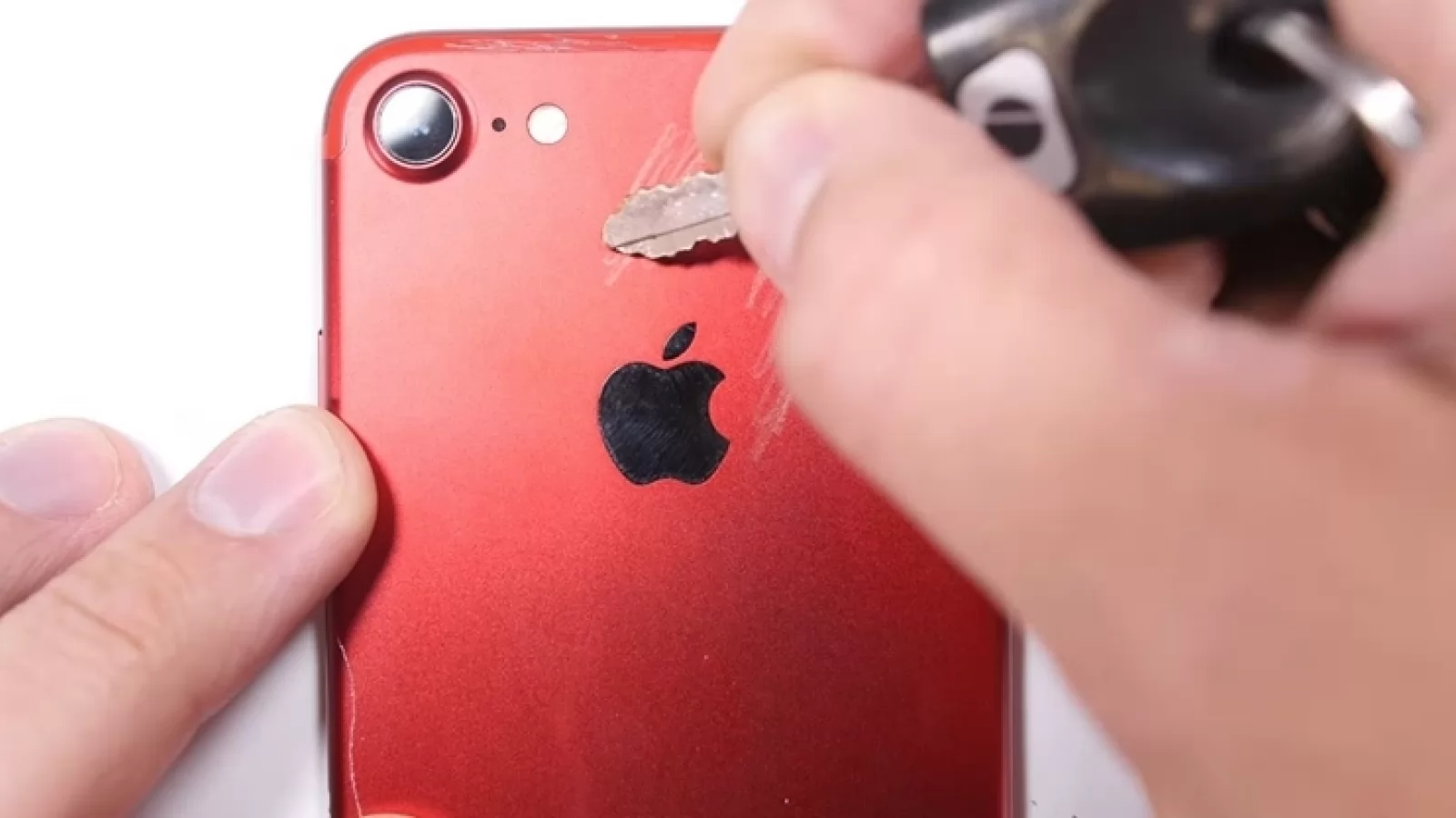 iPhone 7 varianta RED primeşte un test de zgâriere de la JerryRigEverything; Vedem cum rezistă iPhone-ul roşu la zgârieturi cu cheia, cutterul şi altele de gen