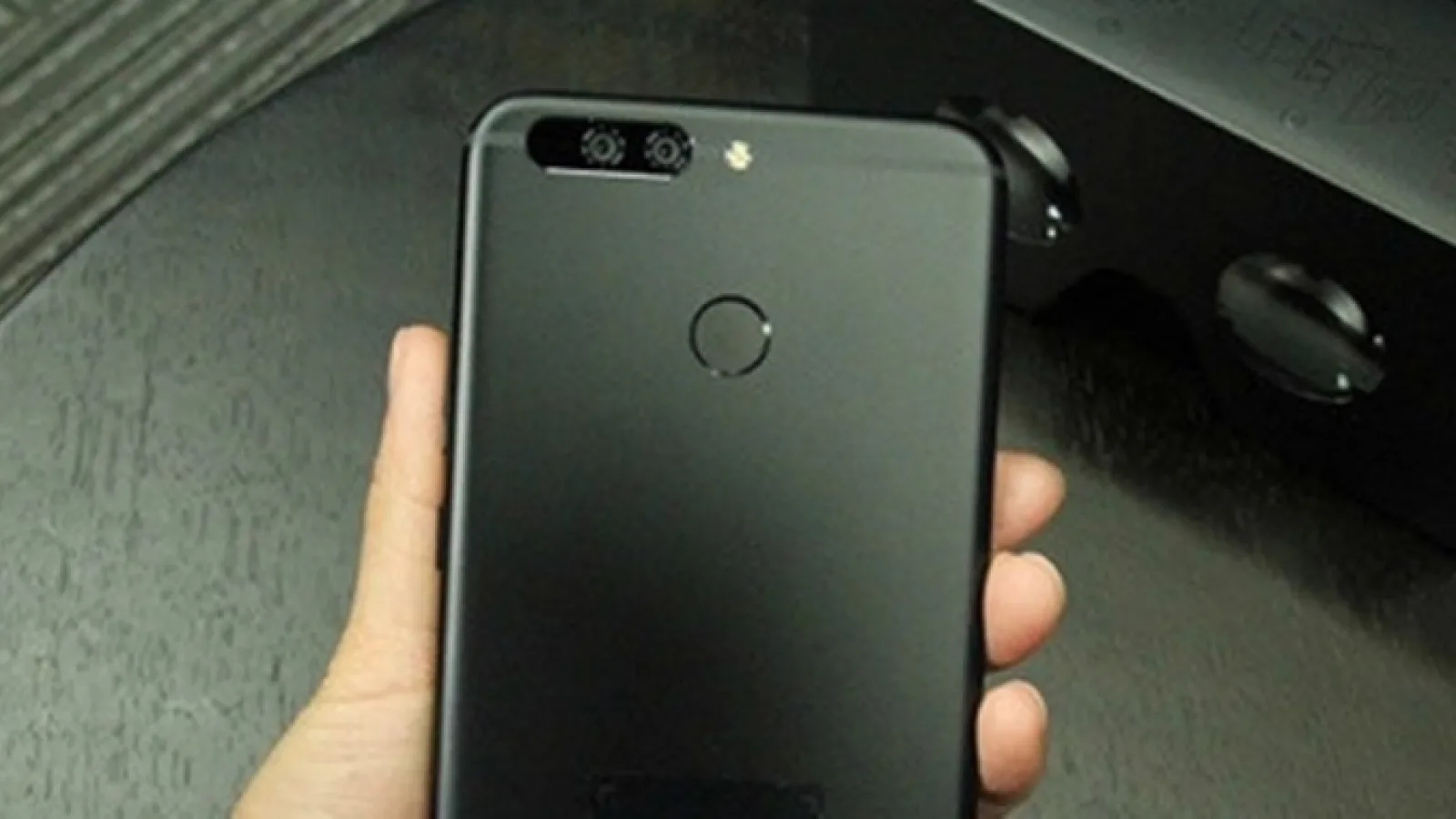 Huawei Honor Note 9 îşi dezvăluie spatele într-o nouă fotografie, pare să aibă un corp uriaş