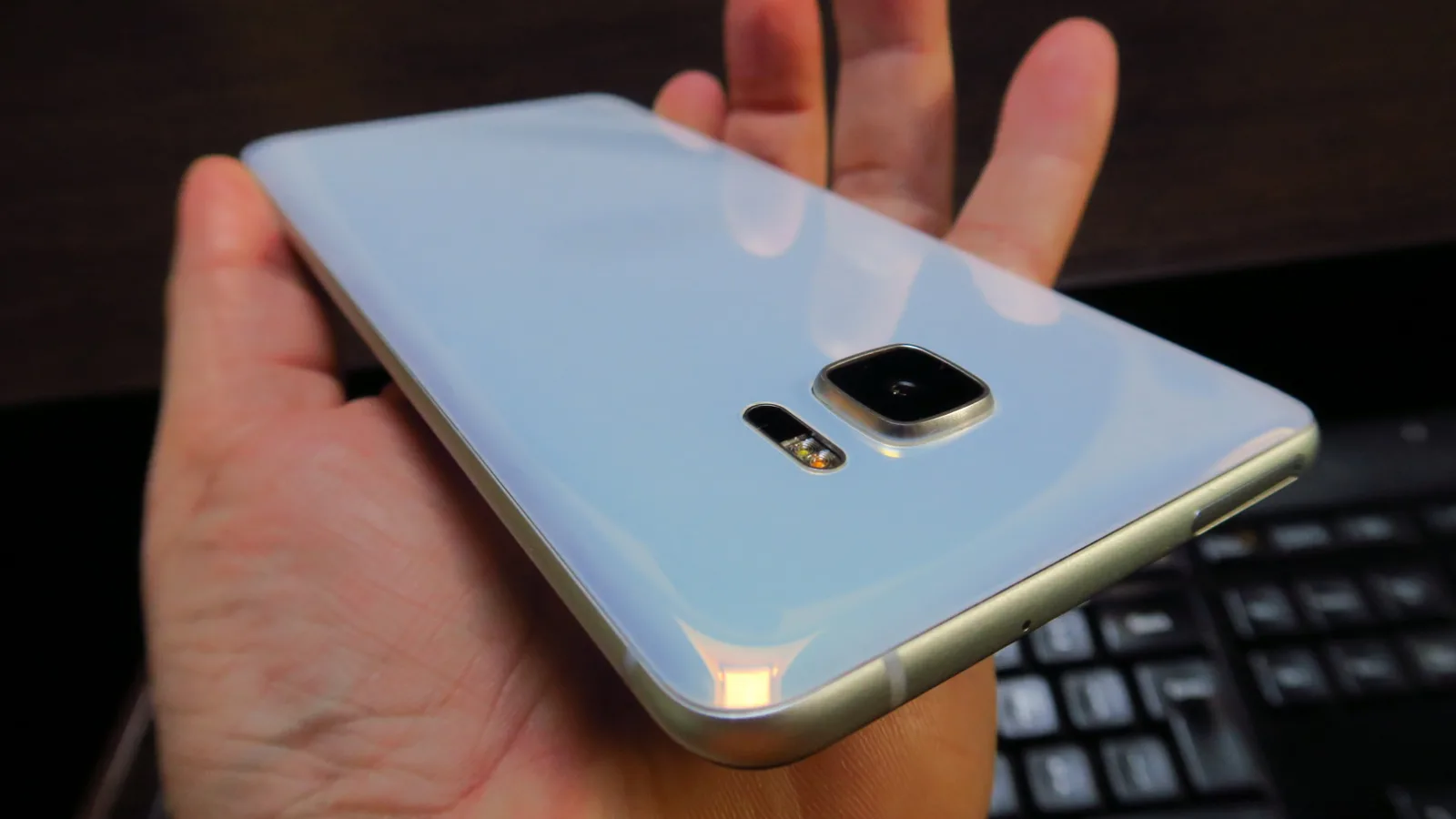 HTC U Ultra: Design masiv, mai masiv decât Mi MIX, dar cu siguranţă special