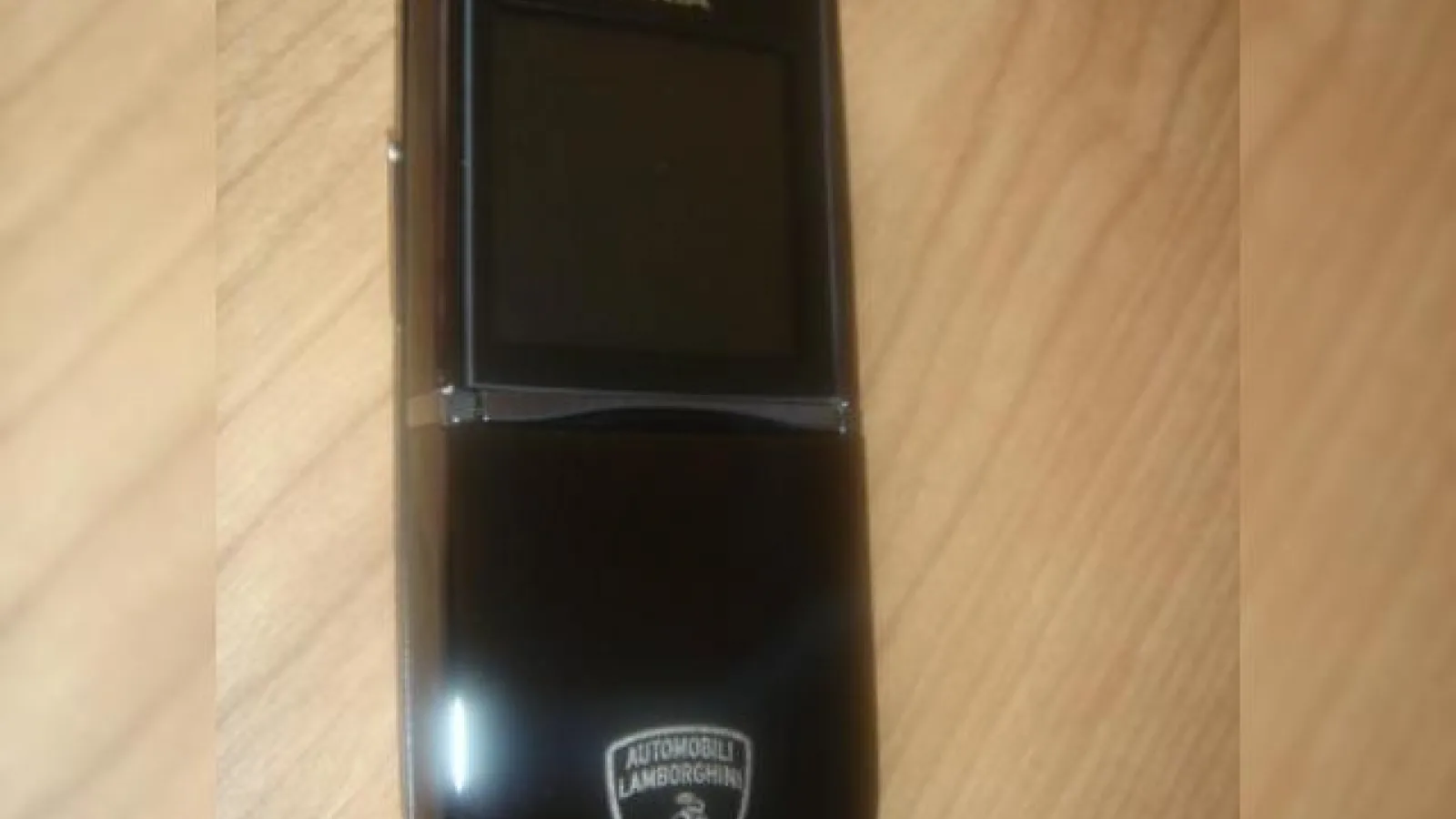 Imagini superbe cu Nokia 8800 Lamborghini Edition, un cadou regesc de Paste
