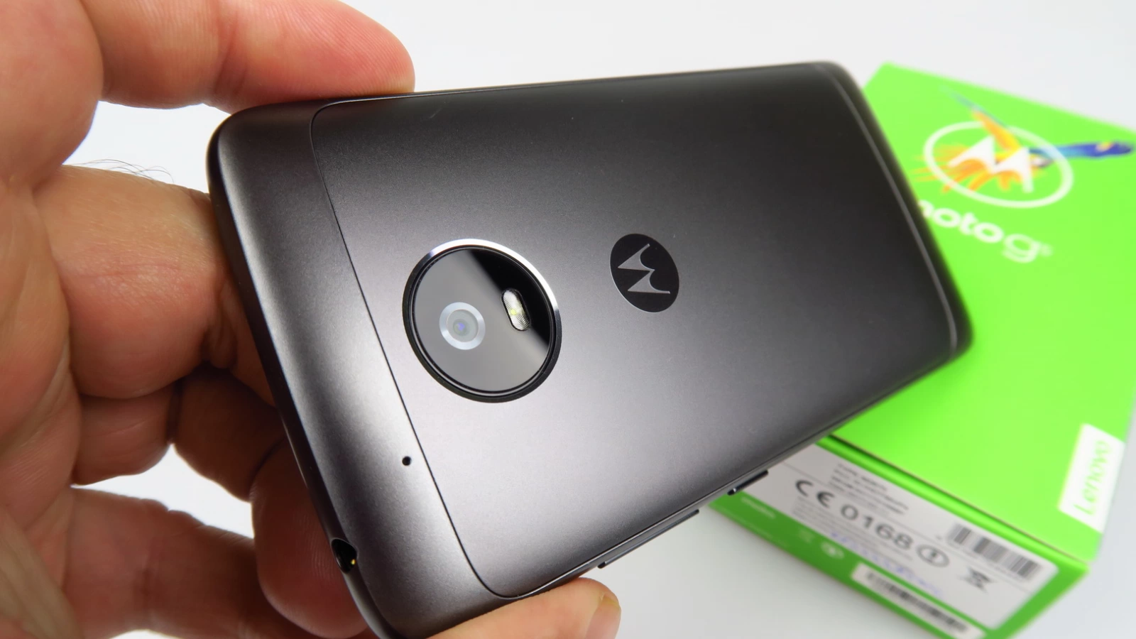 Motorola Moto G5 Unboxing: midranger-ul de la MWC 2017 ajunge în România şi la noi la test cu o cutie primăvăratică (Video)
