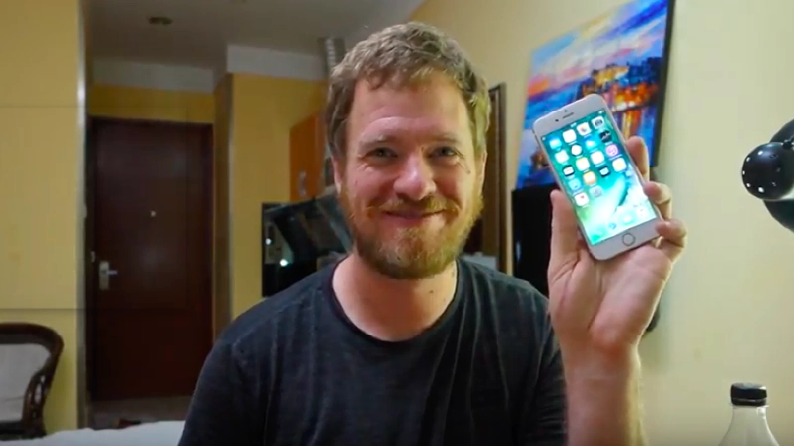 Iată povestea geek-ului care a călătorit în China şi şi-a construit propriul iPhone, cheltuind 300 de dolari pe componente (Video)