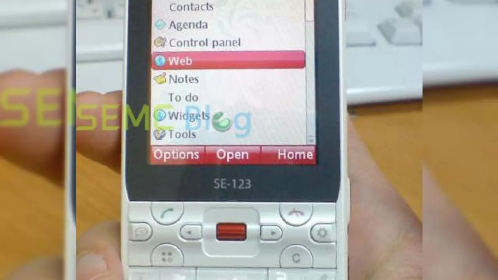 Noi imagini cu Sony Ericsson BeiBei scapate pe Internet