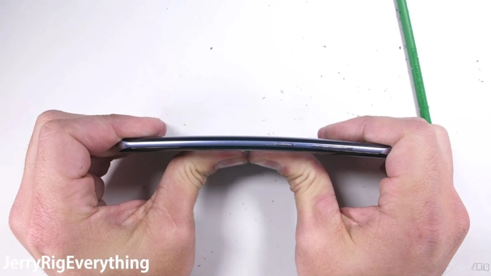 Samsung Galaxy S8 e ars, zgâriat şi rezistă admirabil la testul de îndoire de la JerryRigEverything (Video)