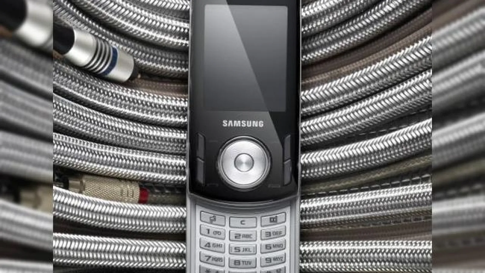 Samsung lanseaza telefonul dual slider F400, cu functii muzicale