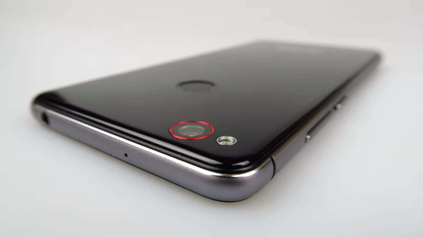 Nubia Z11 Mini: Design inspirat, elegant, deja clasic