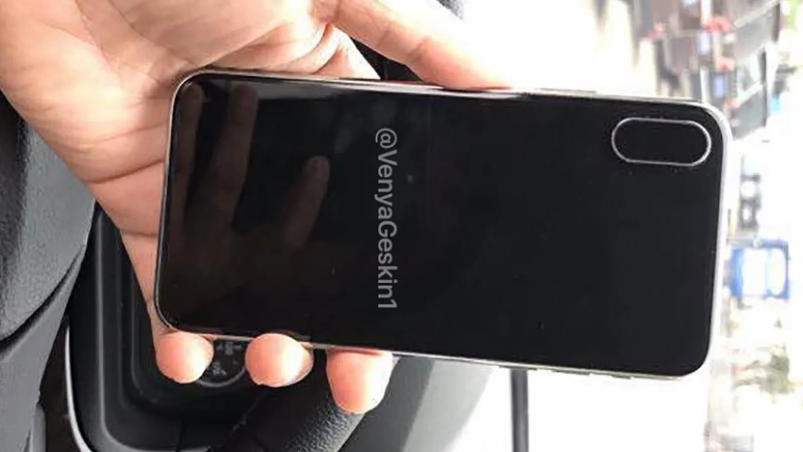 O presupusă machetă a lui iPhone 8 se afișează astăzi în fotografii prin intermediul designer-ului Benjamin Geskin