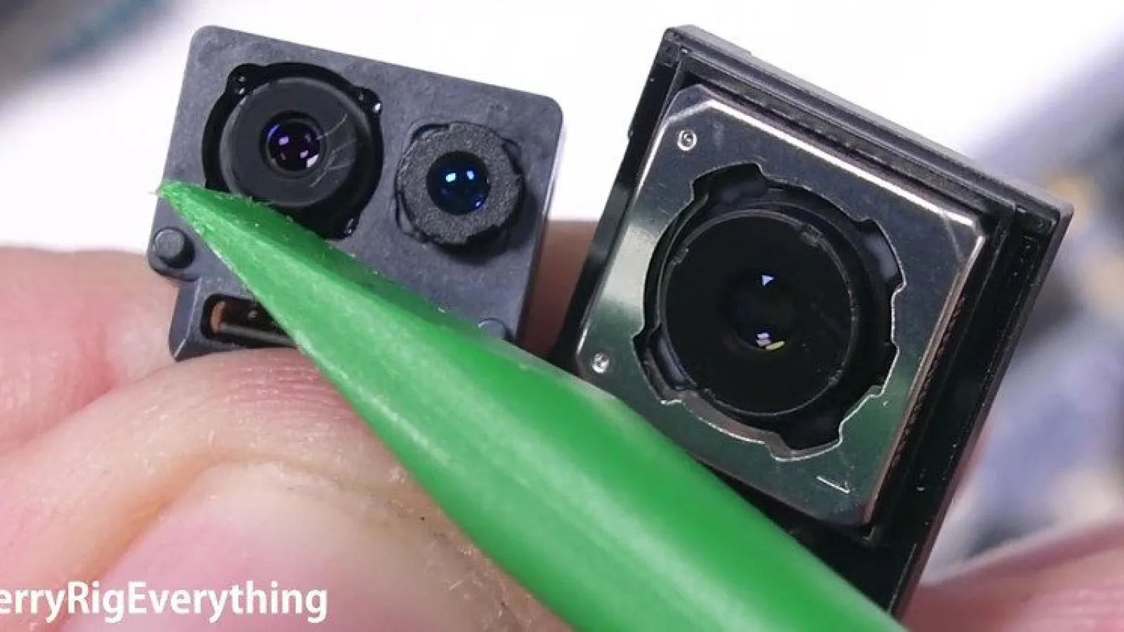 Samsung Galaxy S8 are o cameră frontală cu stabilizare optică, dar nu are activat acest mecanism