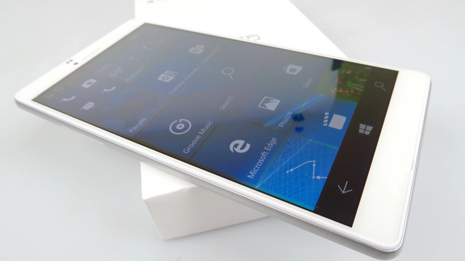 Cube WP10 Unboxing: scoatem din cutie un telefon/tabletă inedit cu diagonală de 6,98 inch și Windows 10 Mobile la bord