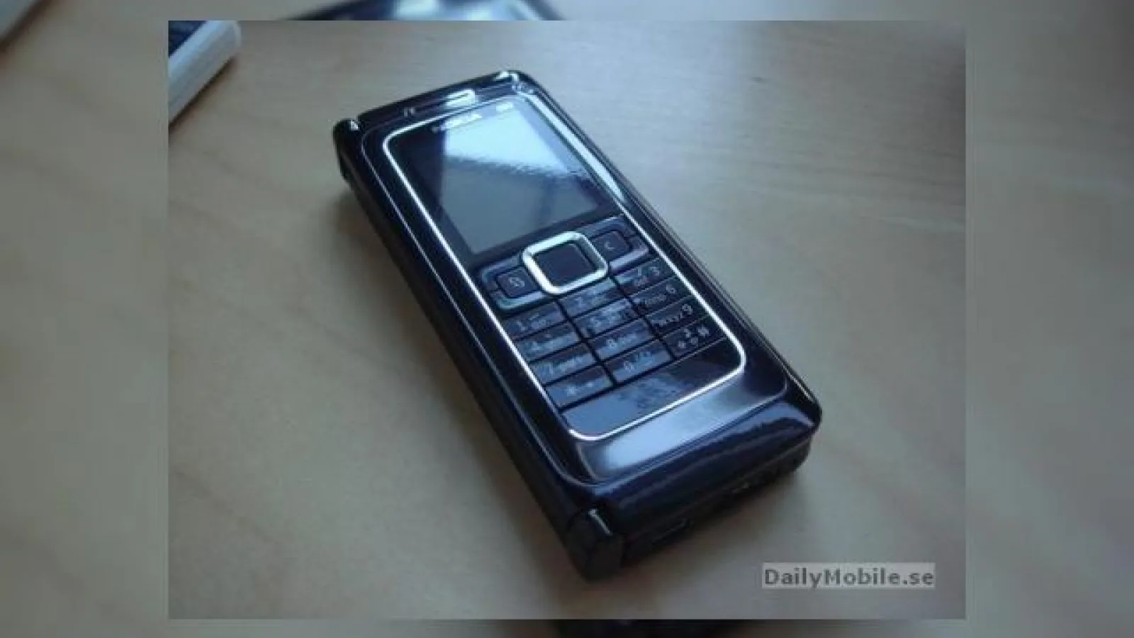 Nokia E90 in varianta neagra, prea sexy si elegant pentru a fi real
