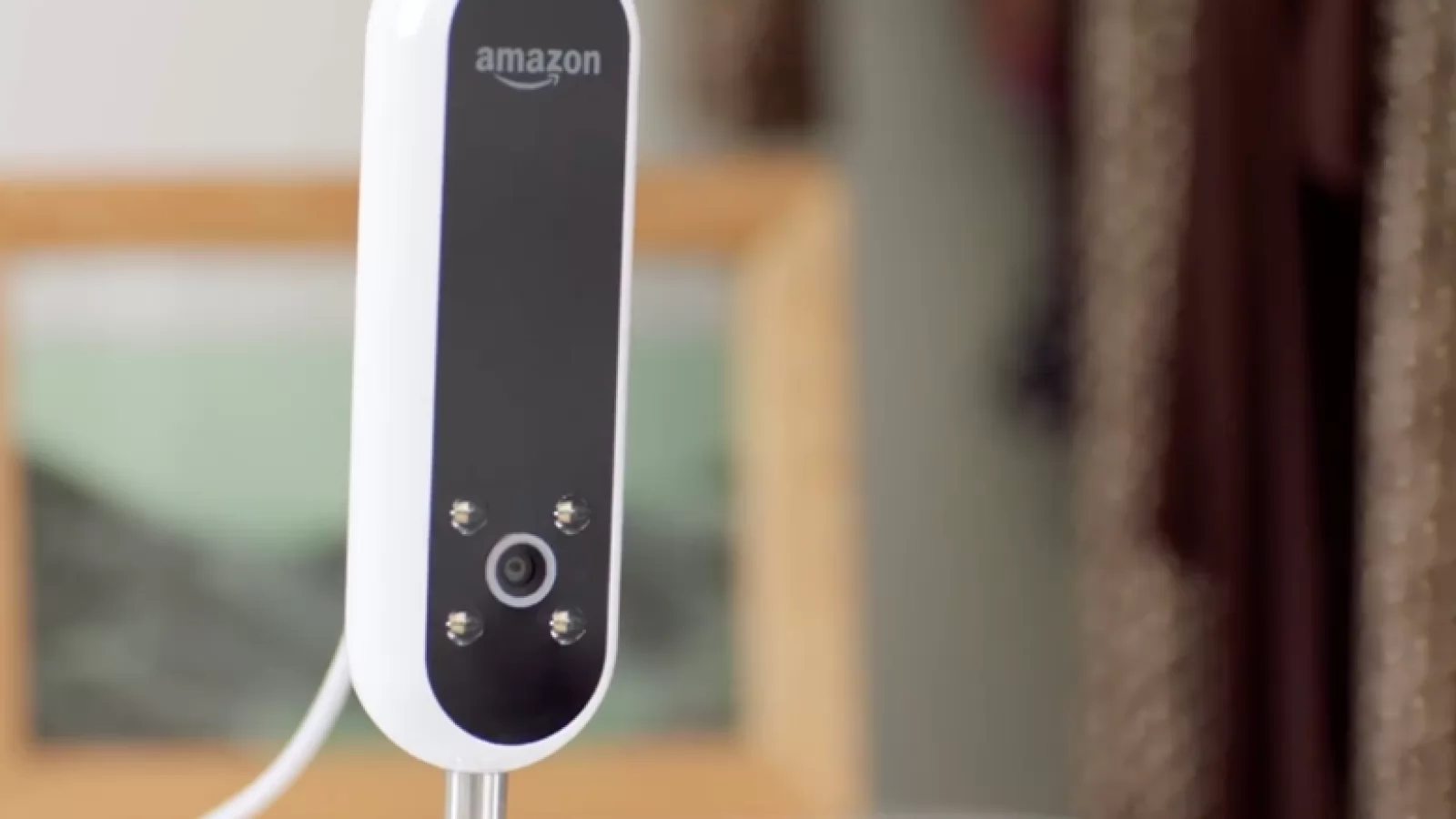 Amazon lansează un accesoriu "Bravo, ai stil!"; Se numeşte Echo Look, are cameră integrată şi îţi spune cum să te îmbraci