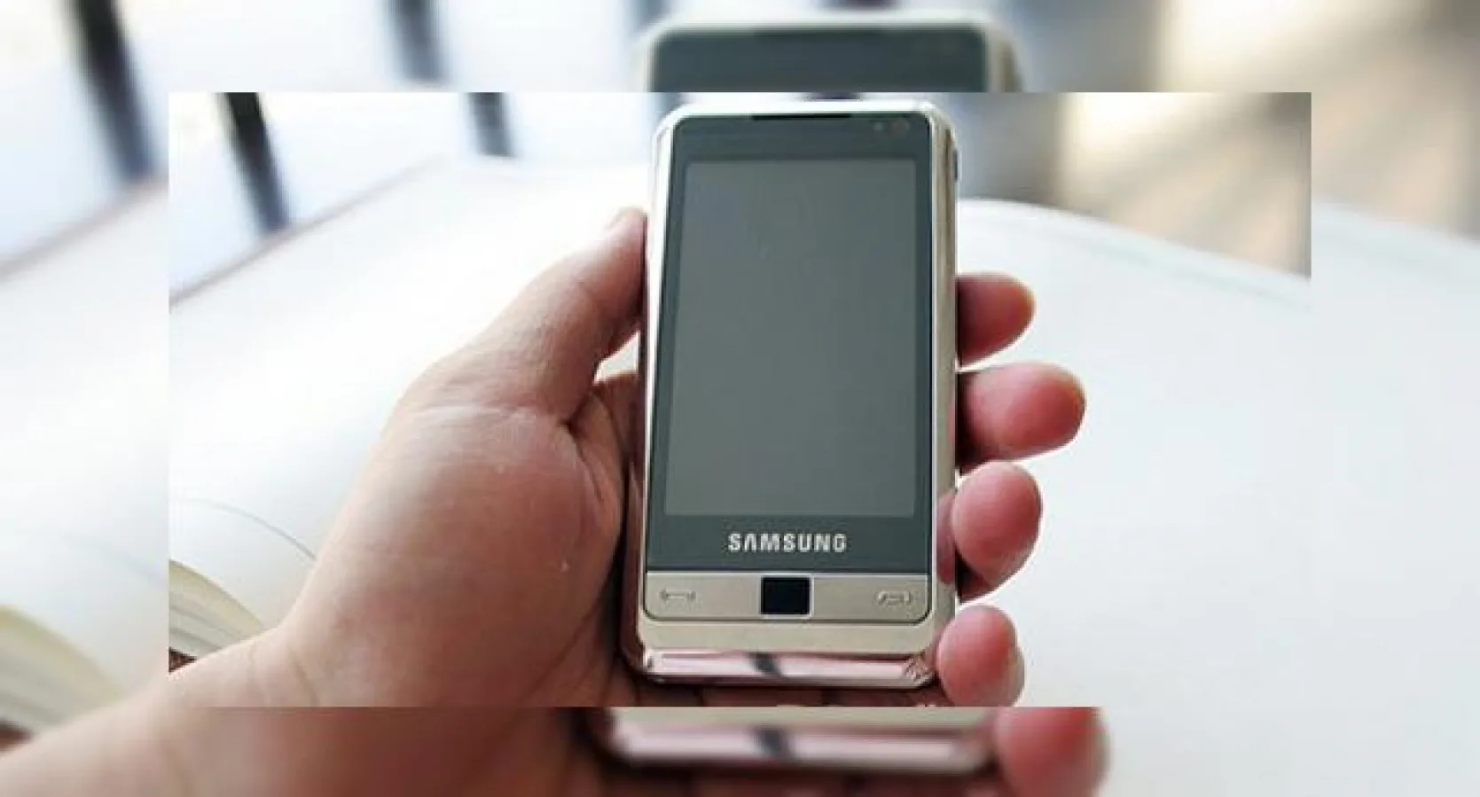 Primele imagini hands-on cu telefonul Samsung i900 scapate pe Internet