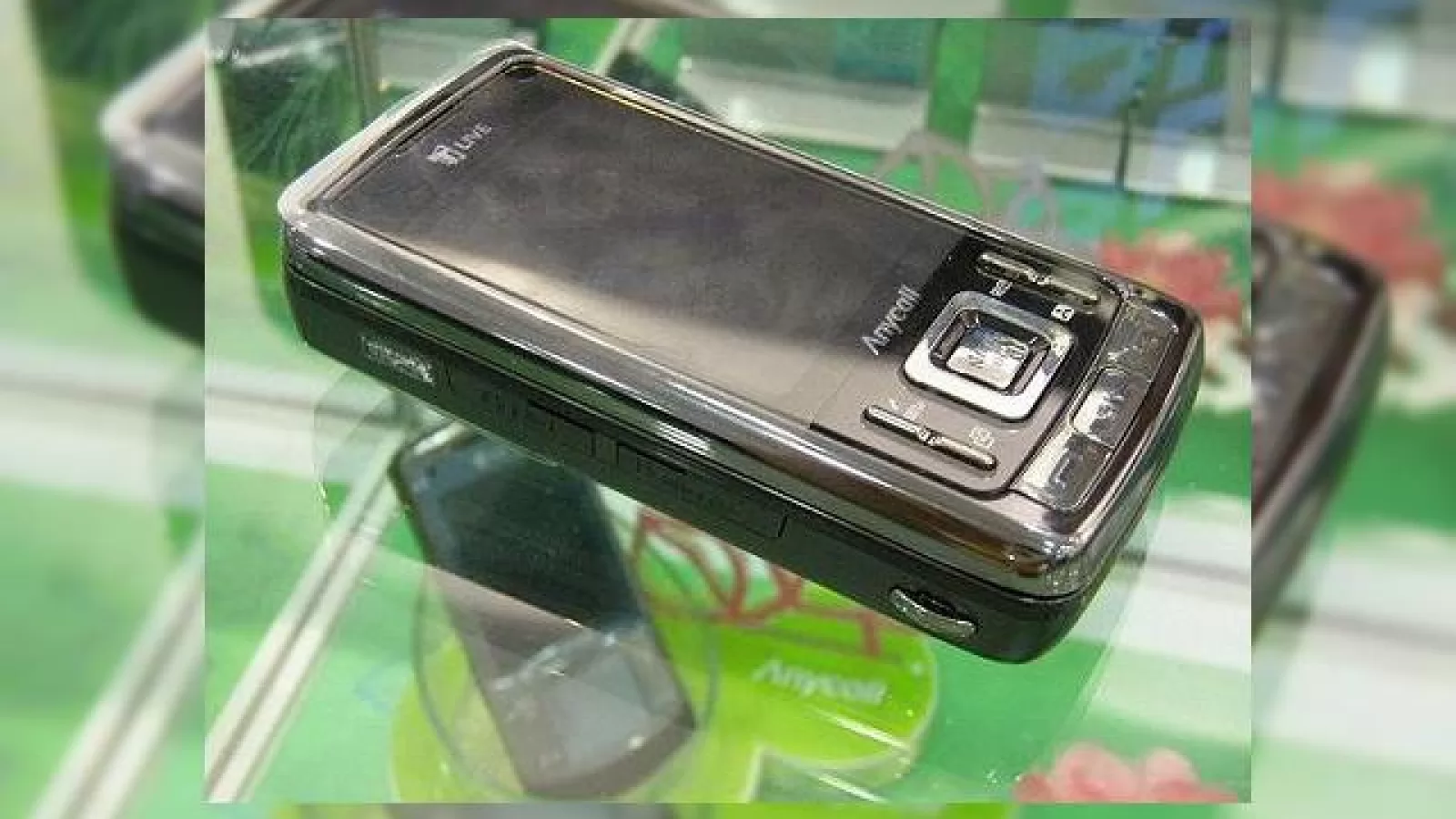 Samsung lanseaza telefonul SCH-W480, superdotat, dar gros