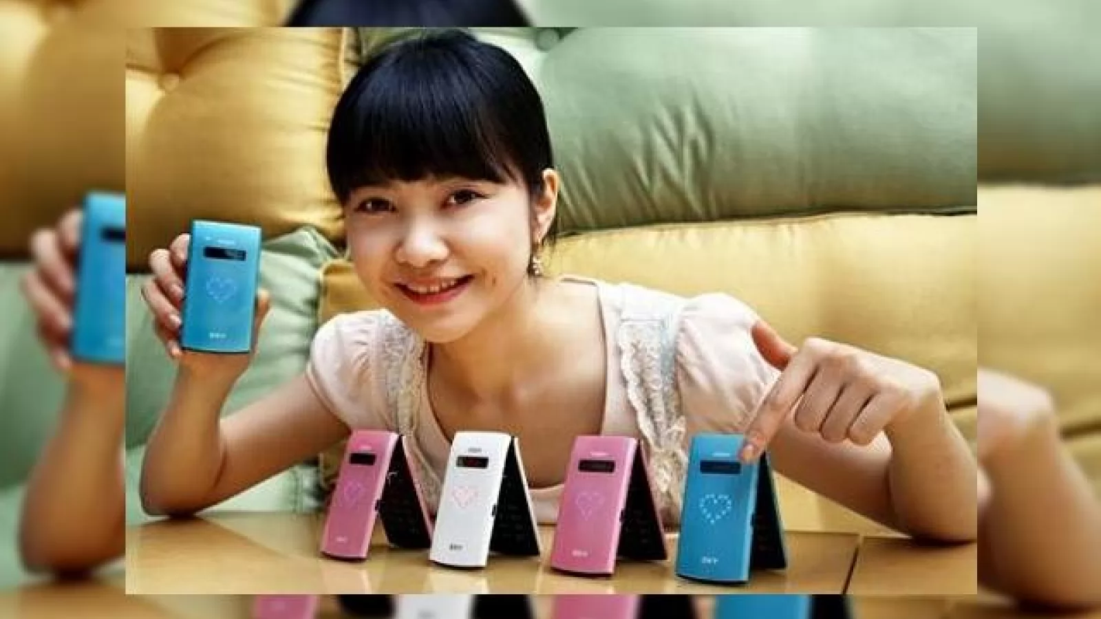 Telefonul HSDPA "Neon" soseste cu un look sexy si atractiv