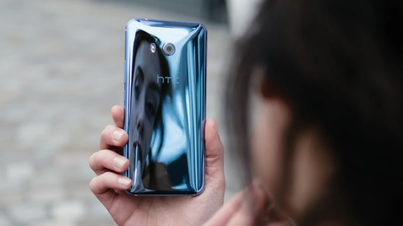 HTC U11 va fi disponibil la precomandă prin intermediul Vodafone din 22 mai; se oferă cadou o brățară fitness UA Band 2