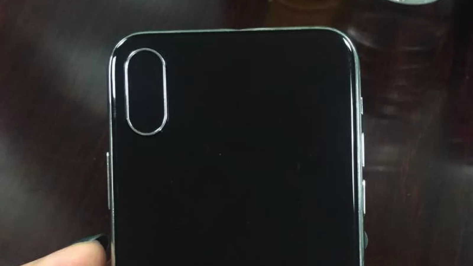 iPhone 8 fotografiat hands-on în exclusivitate; Iată cum va arăta terminalul lansat la toamnă!