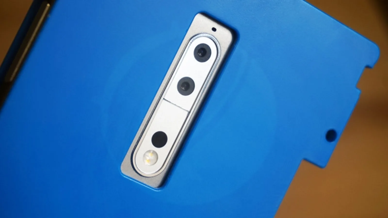 Flagship-ul Nokia 9 apare fotografiat într-o husă de protecție menită să ascundă design-ul; primim cameră duală și display QHD de 5.3 inch!