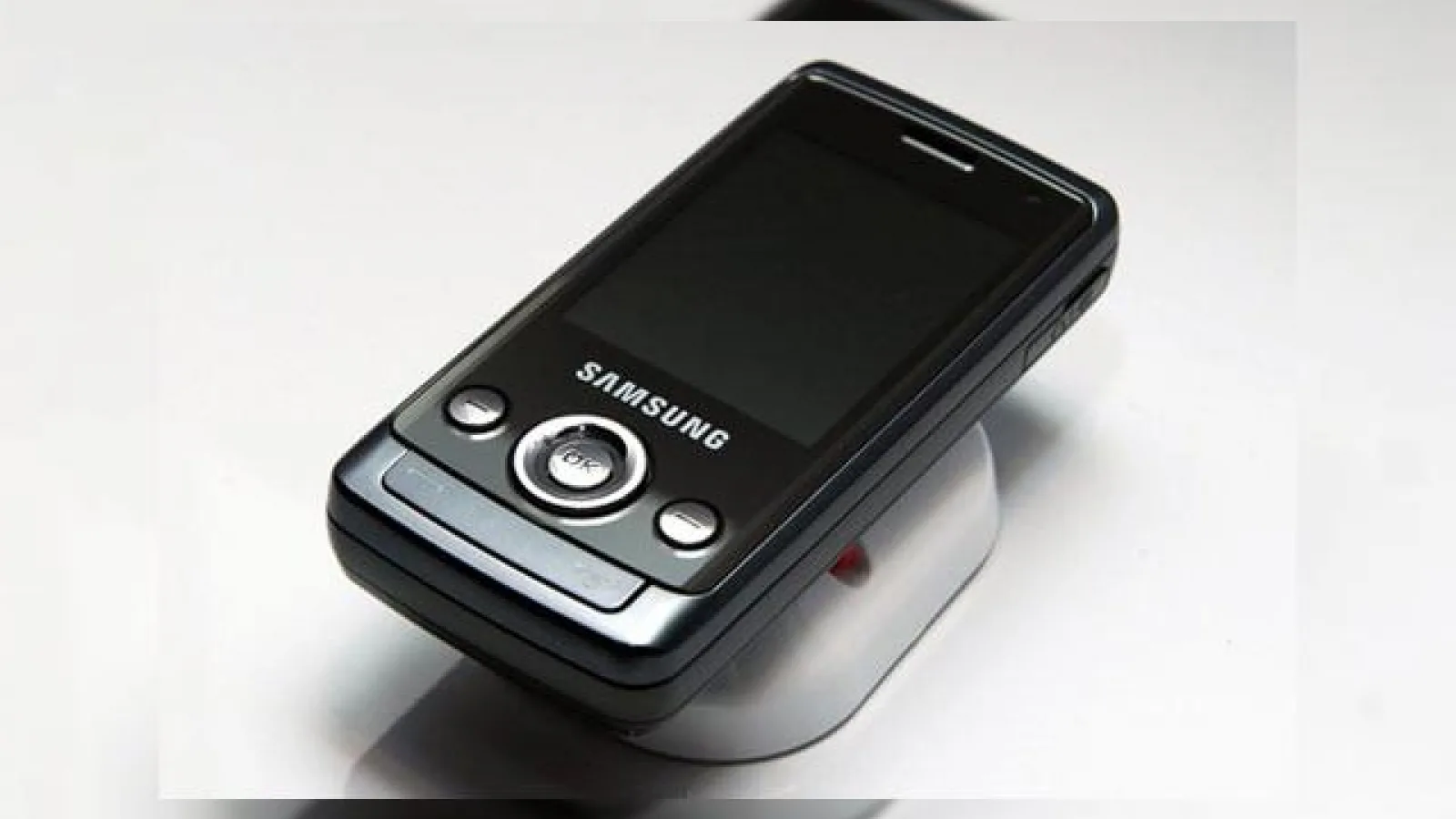 Samsung prezinta telefoanele J800 Luxe si L700