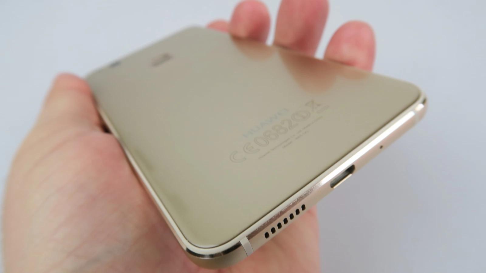 Huawei P10 Lite: Baterie cât să vezi un sezon întreg pe Netflix