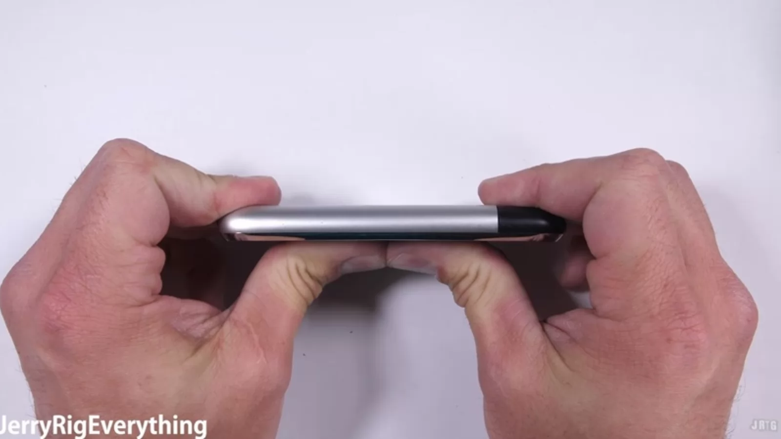 Bend test trăznit! iPhone 1 este ars, zgâriat şi aproape îndoit de JerryRigEverything (Video)