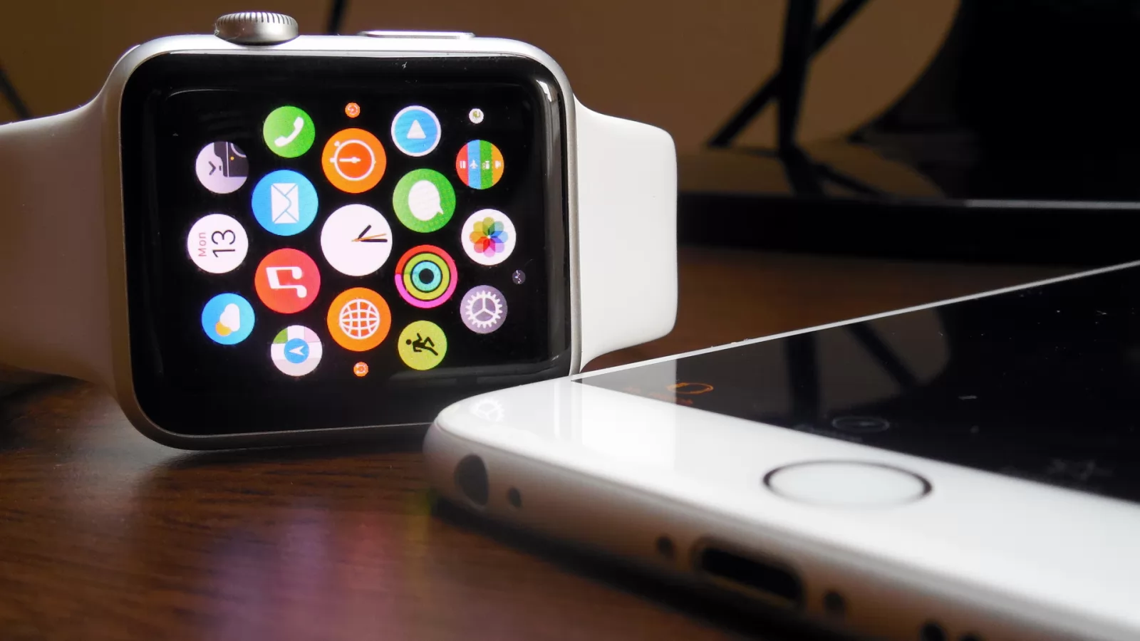 Turul Magazinelor #209: răcitor de bere, Apple Watch la preţ bun, robot educativ şi masă de fotbal pentru cei mici... sau mari