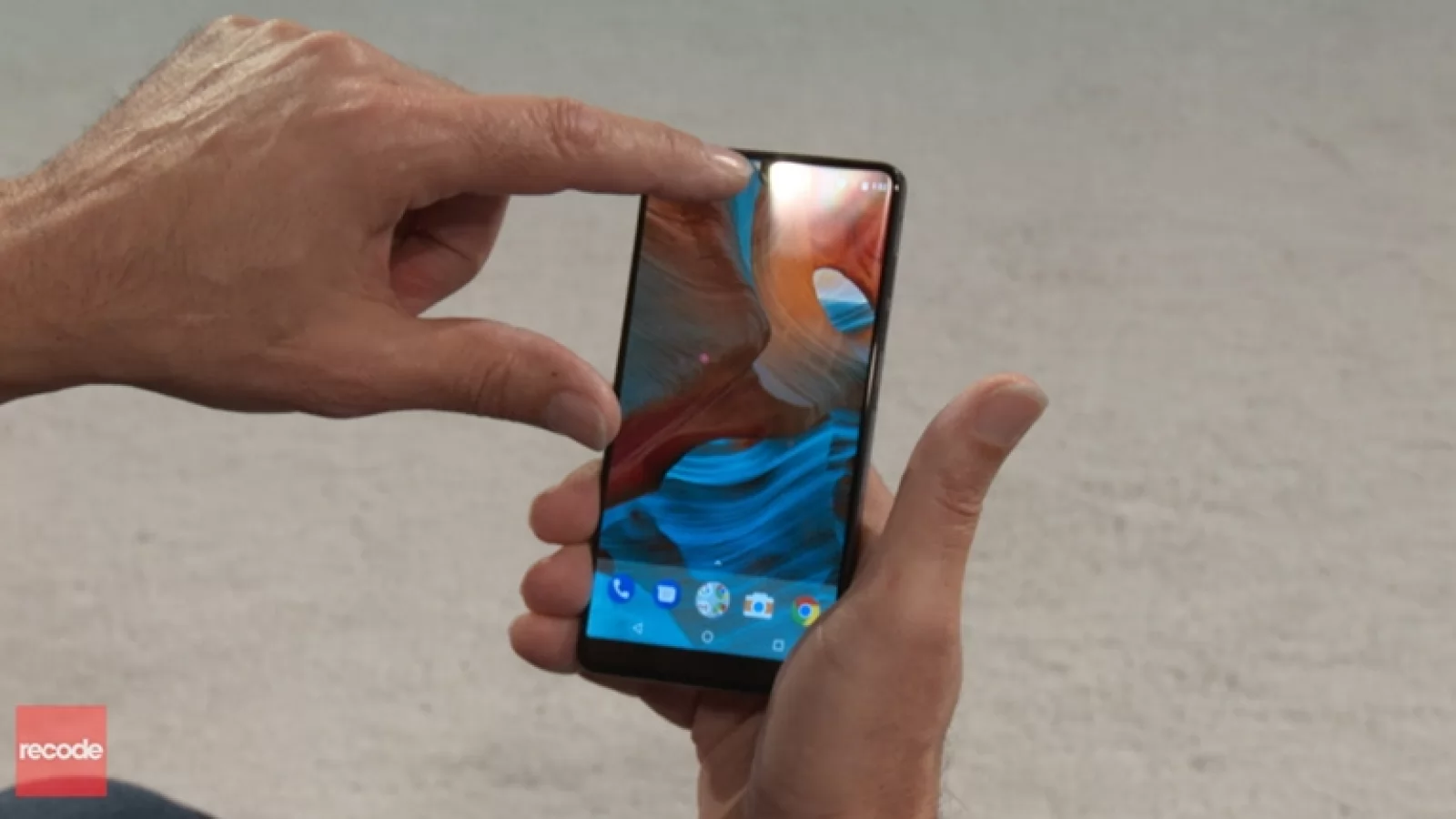 Essential Phone este prezentat hands-on chiar de creatorul său, Andy Rubin; telefonul se lansează comercial în iunie (Video)