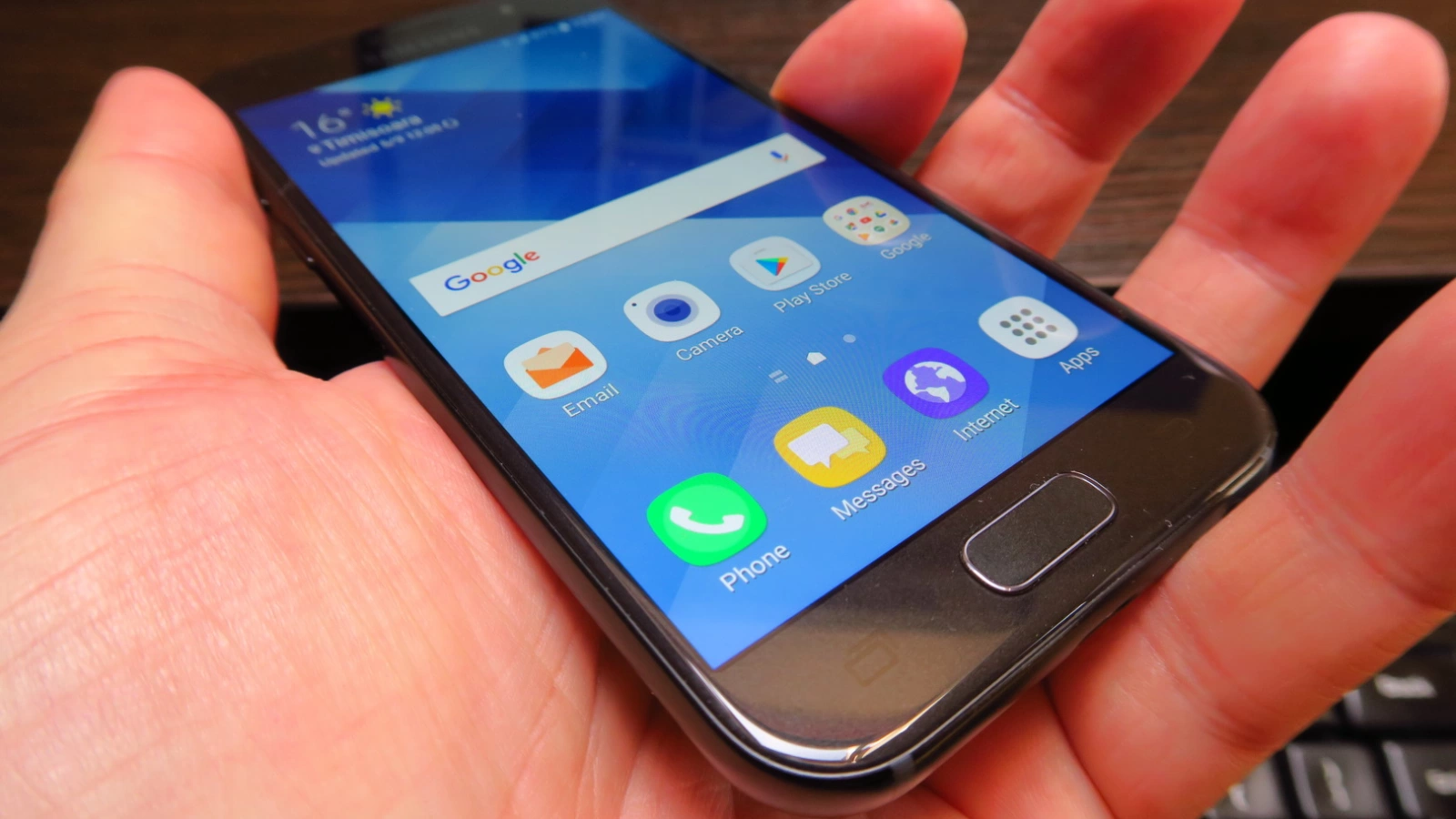 Samsung Galaxy A5 (2017): Design de Galaxy S7 reîncarnat
