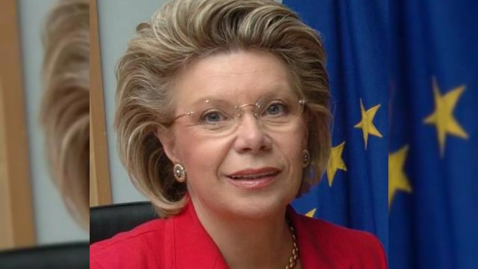 UE (Reding) doreste scaderea tarifelor pentru SMS-uri