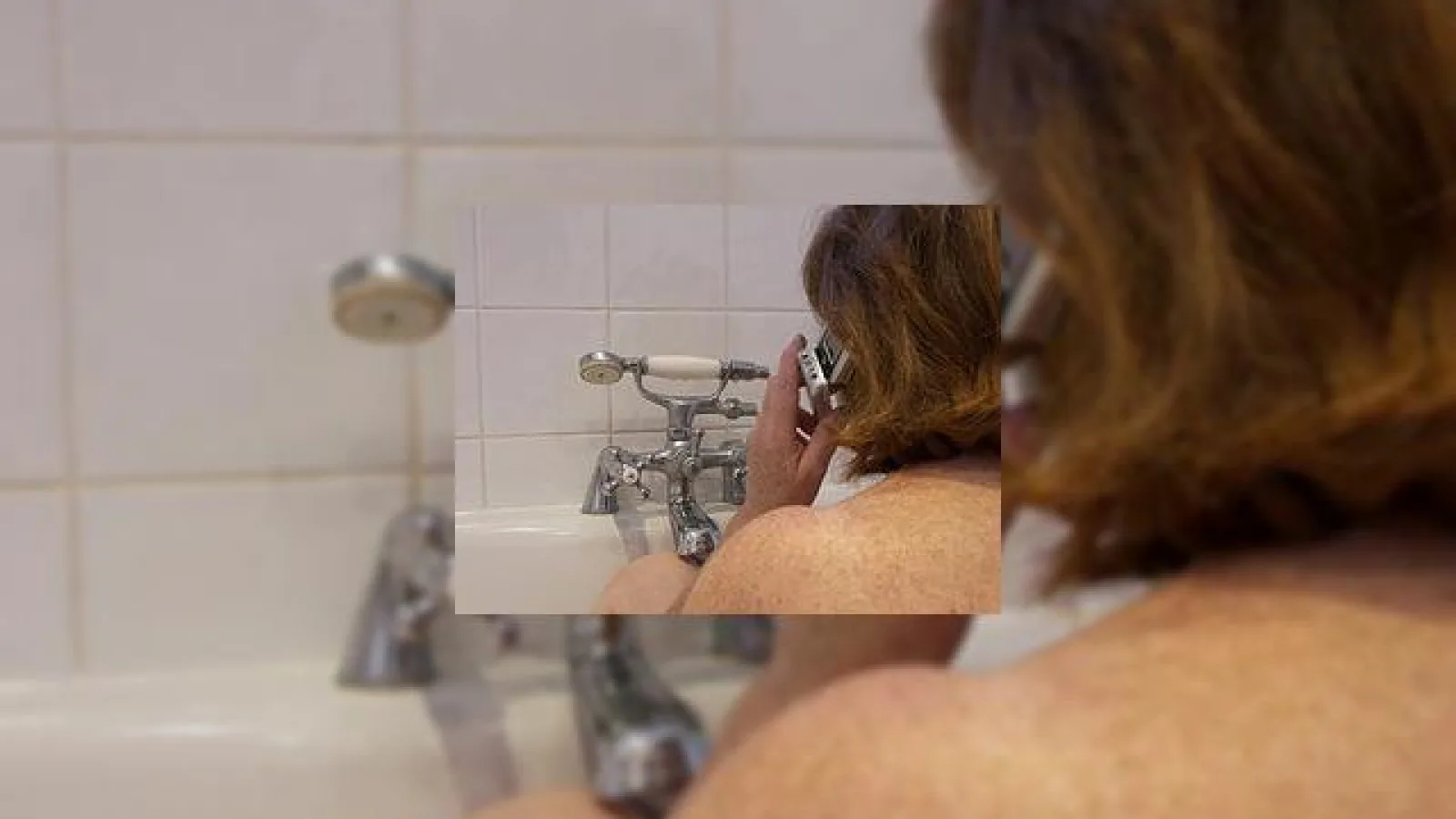 Ce fac fetele la baie cu telefonul mobil... in Franta?