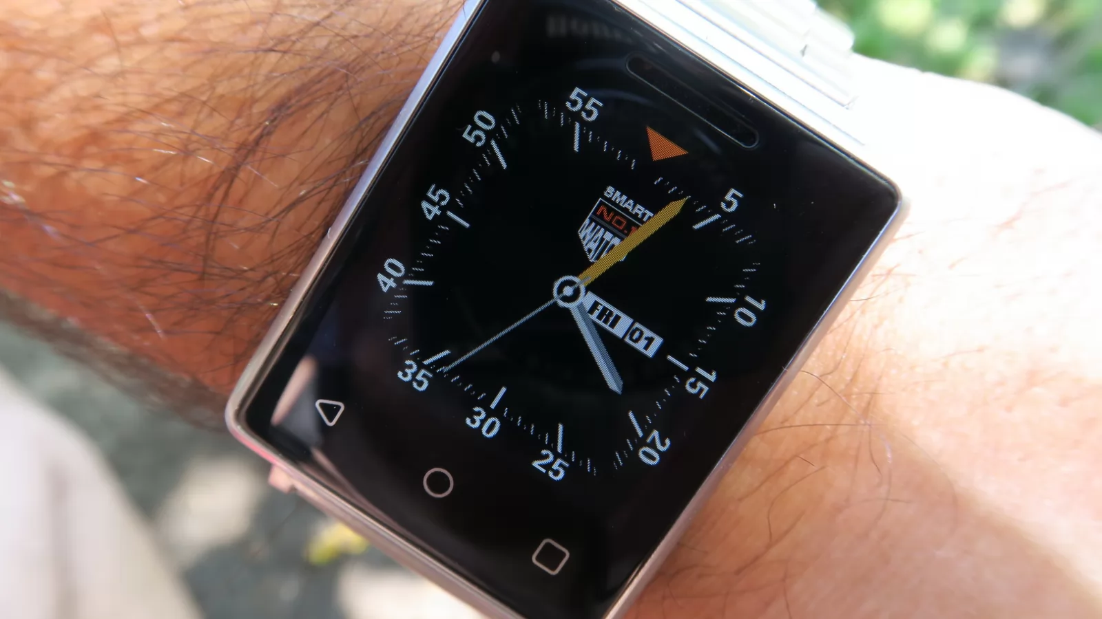 NO.1 G7 Review: smartwatch detaşabil, cu rol de mini smartphone de sine stătător; Se poate conecta şi la Siri! (Video)