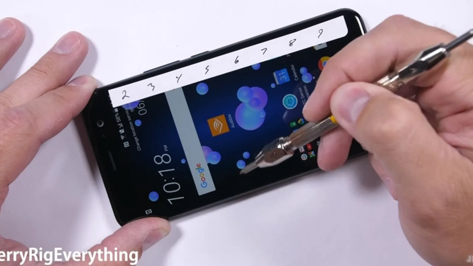 HTC U11 primeşte un test de îndoire, ardere şi zgâriere de la JerryRigEverything; Se îndoaie destul de uşor (Video)