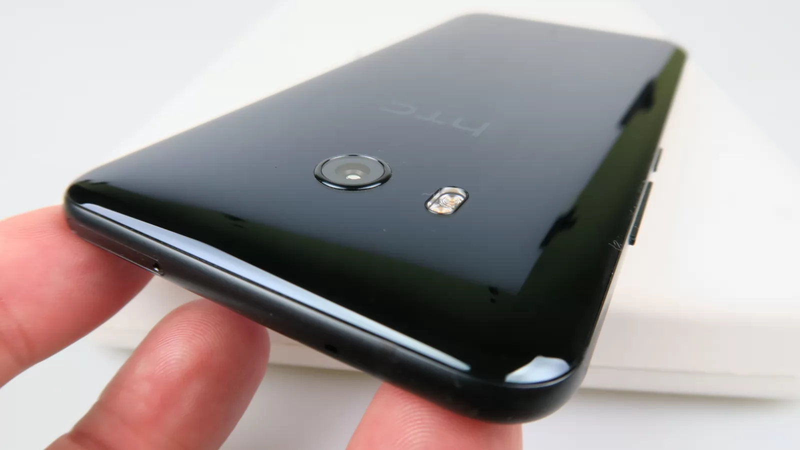 HTC U11 Unboxing: cantitate generoasă de accesorii, primul contact cu Snapdragon 835