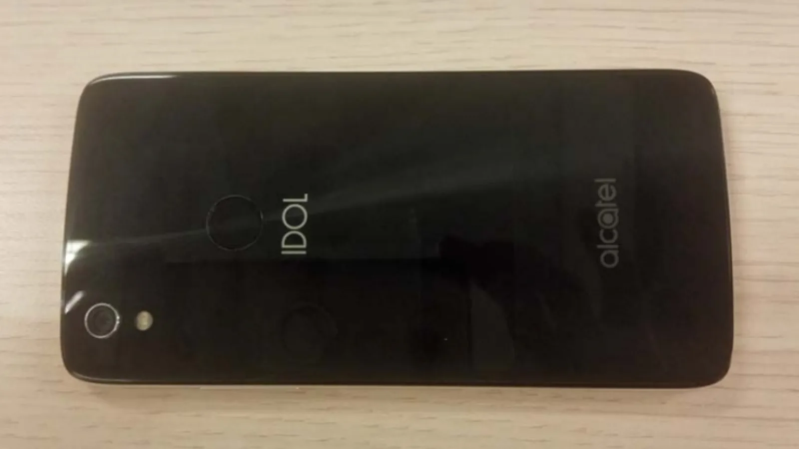 Alcatel Idol 5 este un nou smartphone de buget ce primește certificarea FCC; aduce un panou spate glossy și 2 sau 3 GB RAM