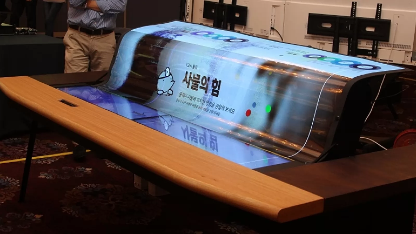 LG Display prezintă un panou OLED flexibil de 77 inch; pe deasupra este și transparent
