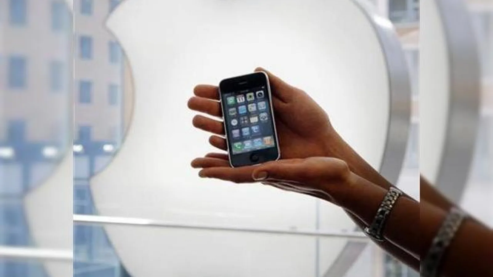 Apple iPhone ar putea creste cifra de afaceri a celor de la Best Buy