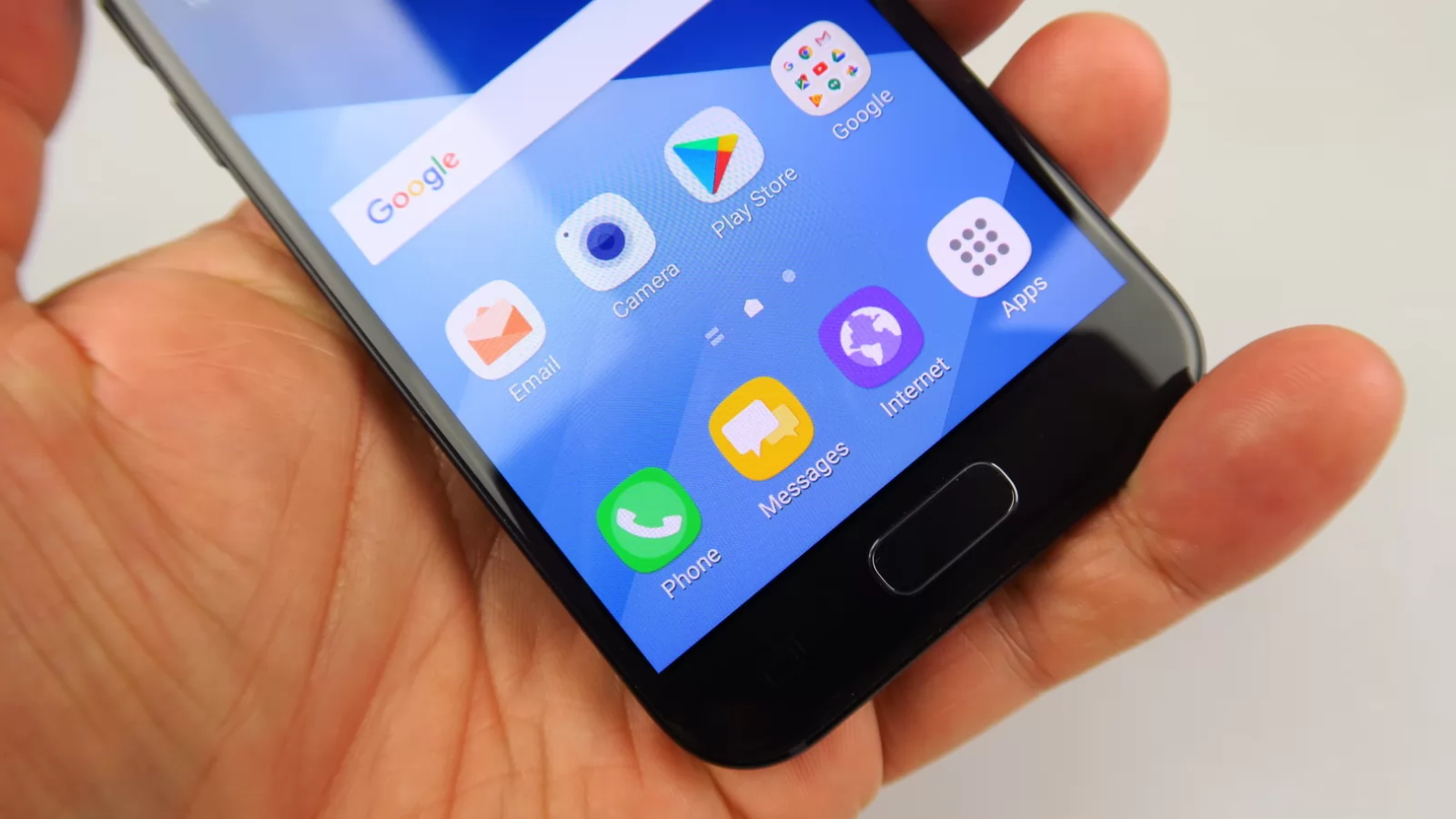 Samsung Galaxy A3 (2017): OS, UI, aplicaţii cu Grace UX în centru, un Monument Valley al interfeţelor